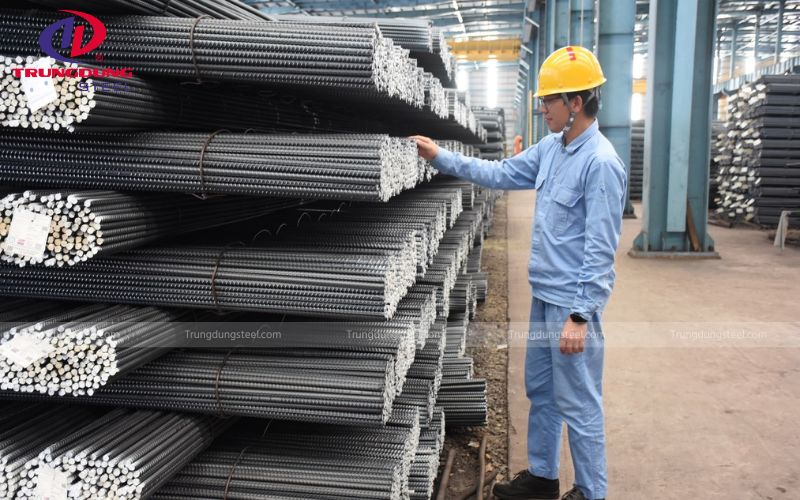 Ngoài việc đo đạc, cần quan sát bề mặt thép kim loại