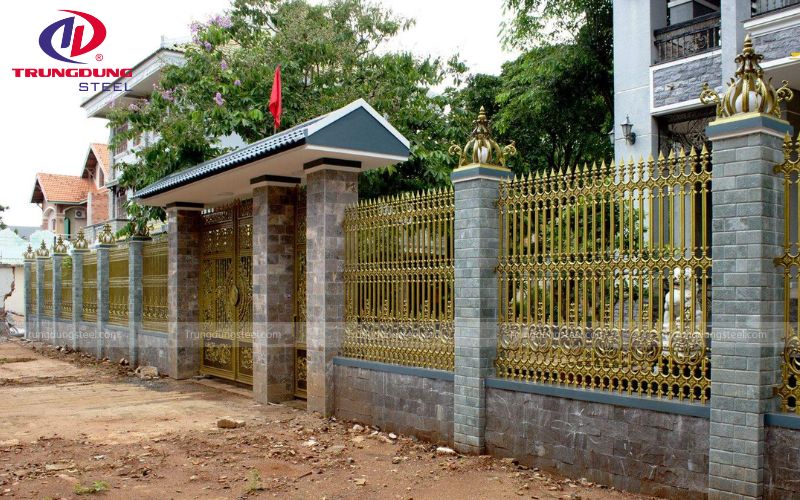 Các loại thép ống, hộp, lưới thép mạ kẽm được dùng làm hàng rào bảo vệ