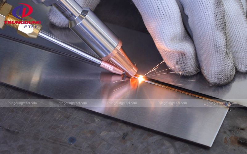 Quá trình gia công như hàn hoặc cắt thép mạ kẽm đòi hỏi những lưu ý đặc biệt để đảm bảo an toàn