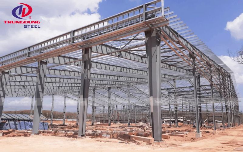 Thép chữ H dùng làm khung chịu lực chính của kết cấu nhà tiền chế quy mô lớn