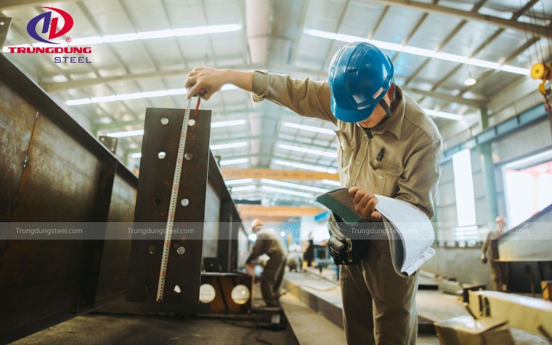 Bạn cần sử dụng các dụng cụ đo chính xác để kiểm tra ngẫu nhiên kích thước