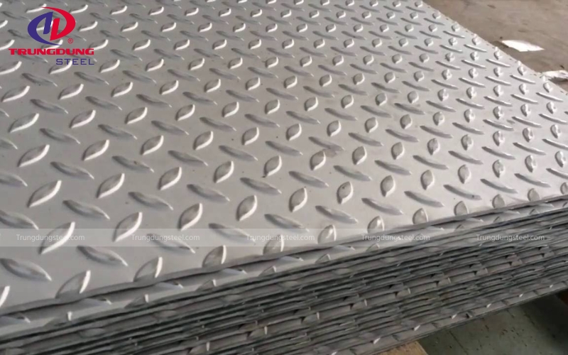 Thép tấm là sản phẩm thép được tạo hình dưới dạng tấm phẳng, dẹt