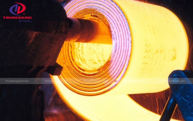 Thép tấm cán nóng được nung nóng lên đến 1000 độ C