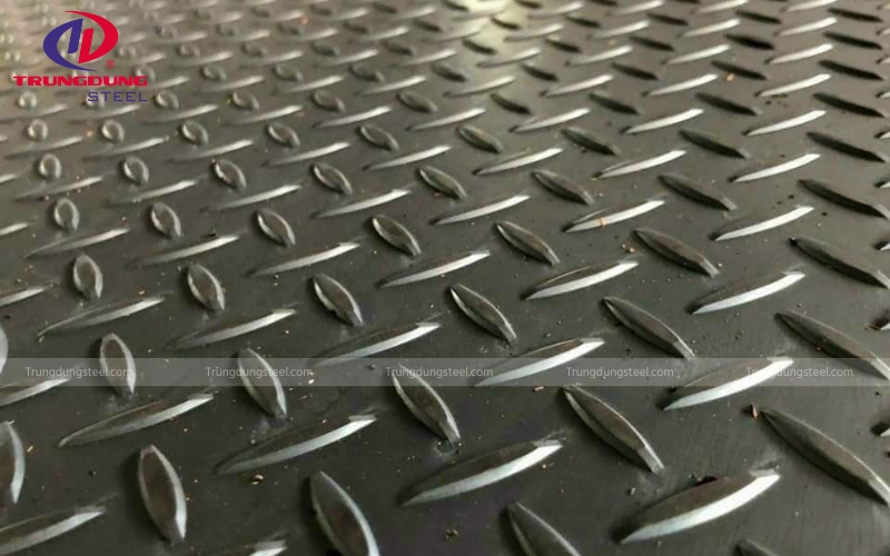 Thép tấm gân có bề mặt các hoa văn nổi dạng quả trám