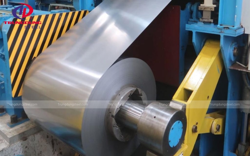 Thép lỏng sẽ được đưa vào máy cán thép để làm mỏng