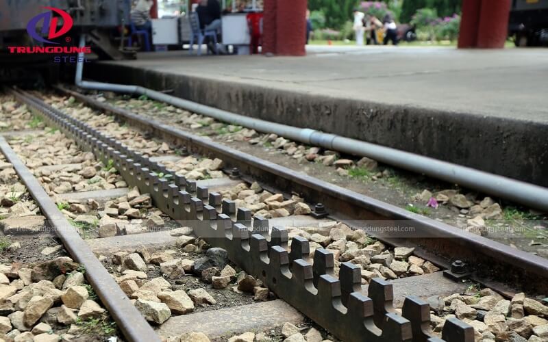 Thép cán nóng thường được sử dụng cho các kết cấu không yêu cầu cao về bề mặt như đường ray