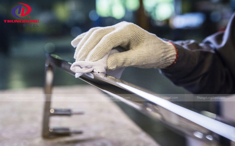 Trước khi bôi trơn, mọi người thường sẽ làm sạch bề mặt kim loại