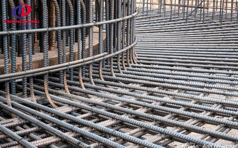 Trong xây dựng, thép không hợp kim thường được dùng làm bê tông cốt thép