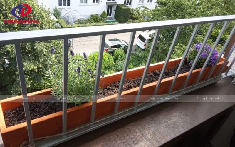 Đối với lan can, bạn có thể dùng thép thông thường để xây dựng