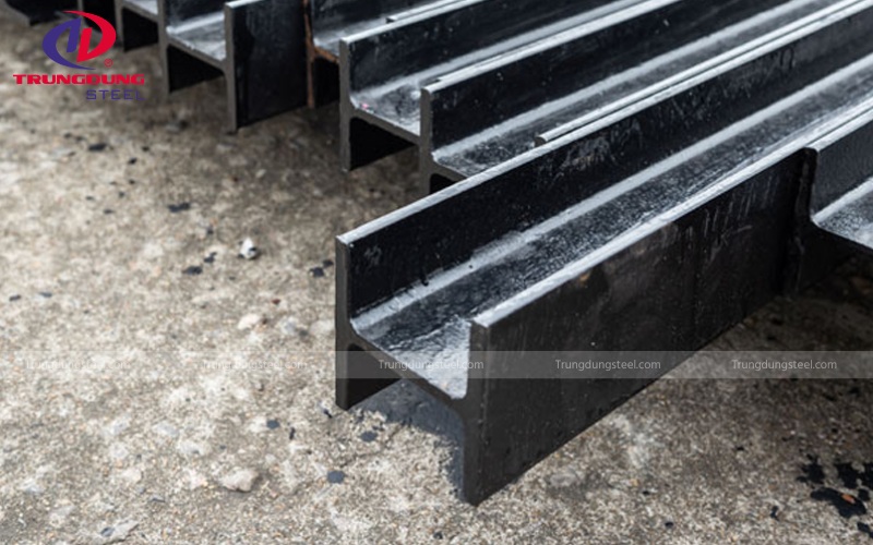 Dầm thép chữ I (hay dầm sắt hình I) là loại thép kết cấu có hình dạng mặt cắt ngang giống chữ "I" in hoa