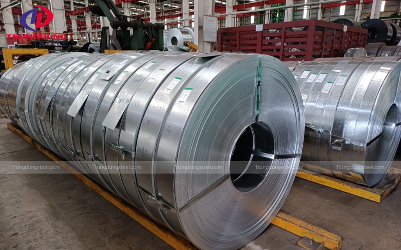 Thép băng là loại sản phẩm thép công nghiệp được sản xuất dưới dạng dải dài, hẹp và cuộn tròn lại